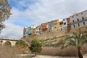 Fachada de las casas de colores de la vila sobre muralla del casco histórico