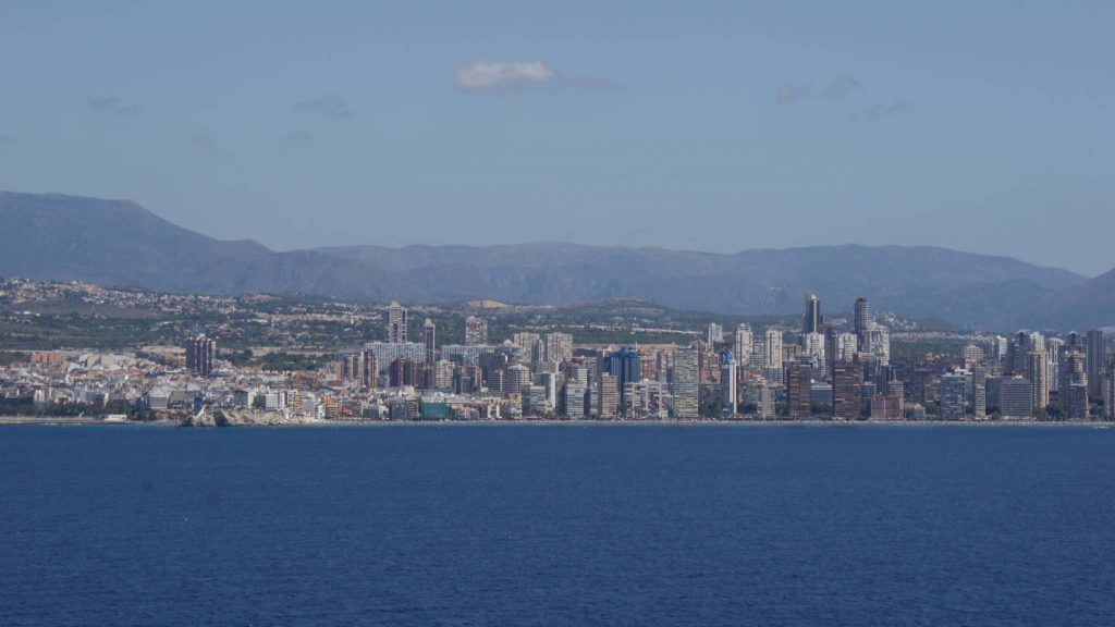 Bilde av benidorms skyline fra havet