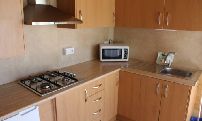 Cocina del bungalow de grupo del camping alicante armanello benidorm