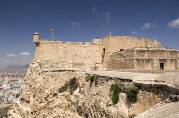 Vista exterior del castillo de santa bárbara en alicante