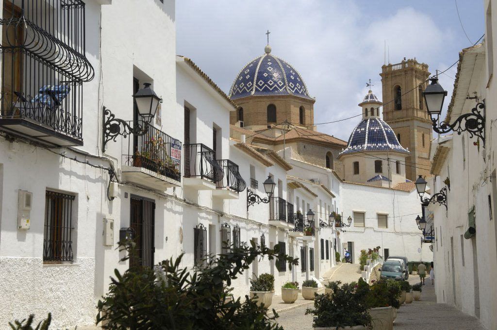 Uitzicht op de oude stad van altea, straten van het dorp