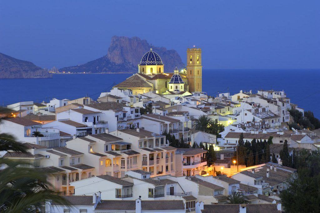 Luchtfoto van de kustlijn van altea in alicante