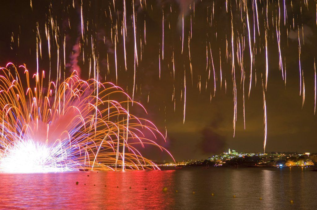 Vue d'altea pendant le feu d'artifice de la playa de l'altea