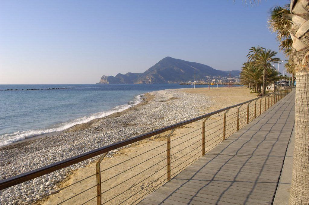 Vue sur la playa de la roda à altea