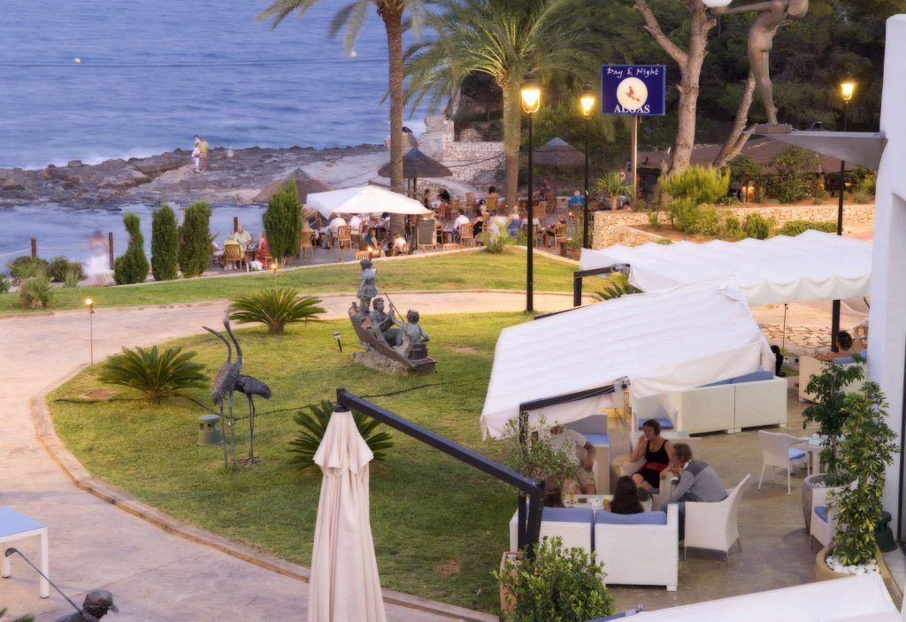 Café del mar in benissa, stad aan de kust van alicante