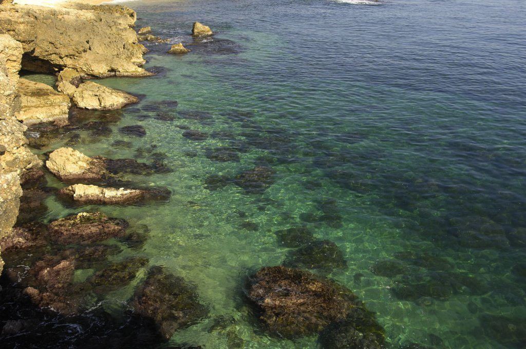 Buchten mit kristallklarem wasser in denia, punta negra