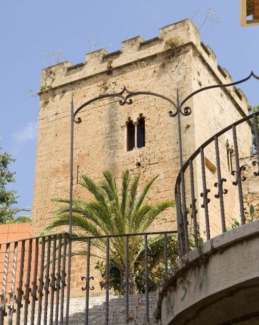 Torre del Castillo de Denia hecha con piedra tosca