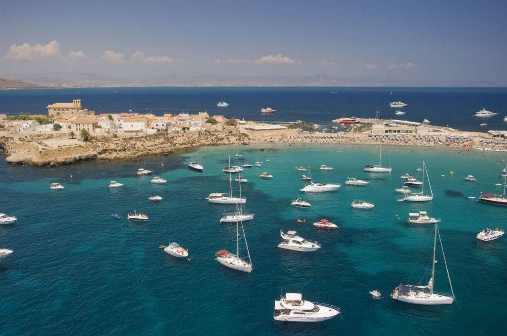 Las 12 Mejores Playas De Alicante Para Disfrutar Costa blanca tabarca cala agua cristalina y barquitos