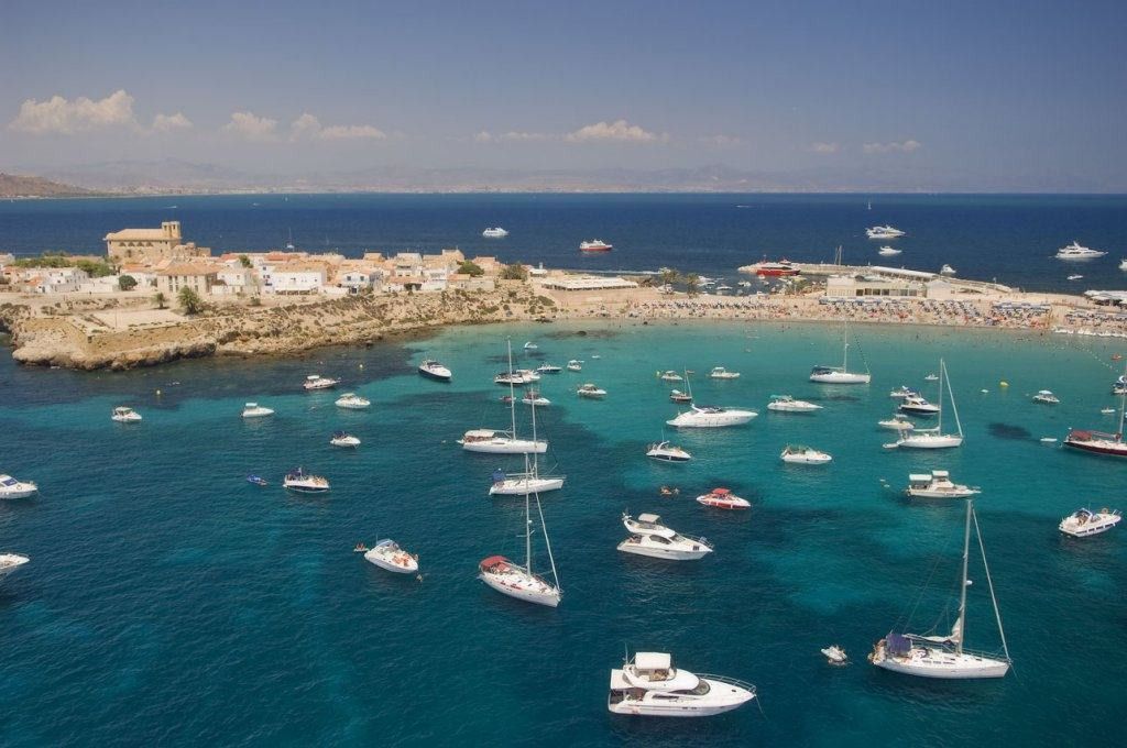 Costa blanca tabarca cala agua cristalina y barquitos