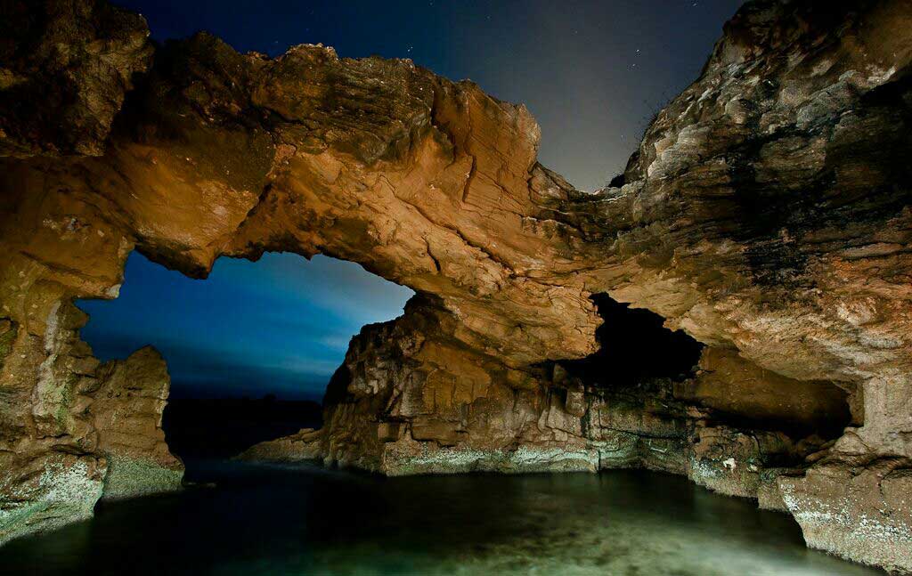 Vista nocturna de la cova tallada