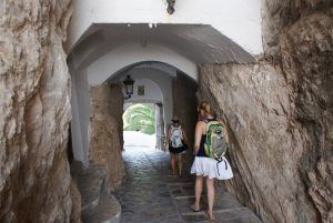 Das portal de sant josep oder der zugangstunnel nach guadalest ist das erste, was man in guadalest sieht.