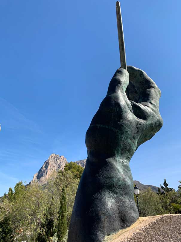 Statue in honour of the musicians in finestrat