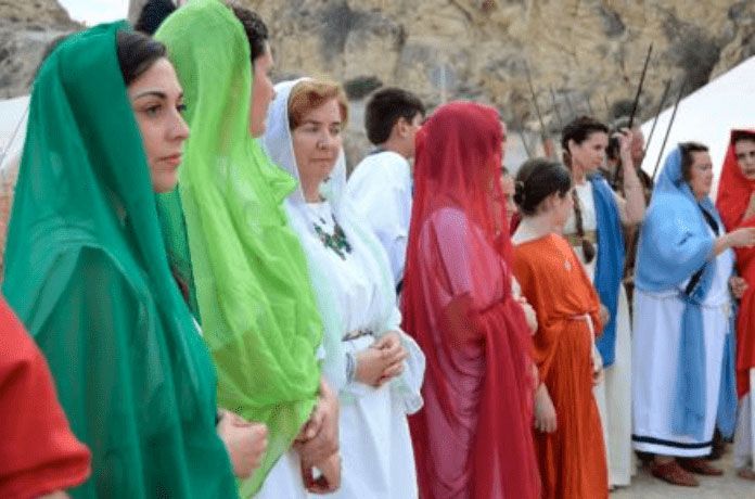 Donne vestite da romani nella ricreazione di festvm alonis la vila joiosa