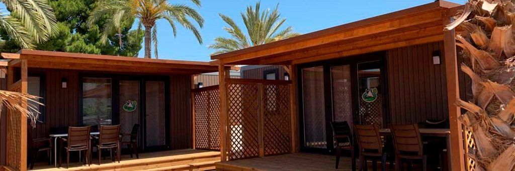 Vista de bungalows de tipo resort en camping armanello benidorm