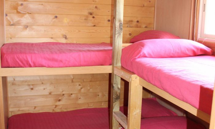 Habitación con literas de la cabaña de grupo del camping armanello en benidorm (alicante)