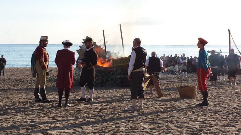 Representación del hallazgo de la virgen del sufragio en la playa de poniente durante el sábado