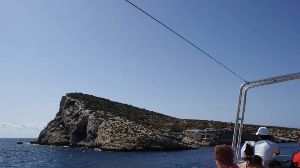 L'île de benidorm, vue depuis le pont du bateau de vision sous-marine.