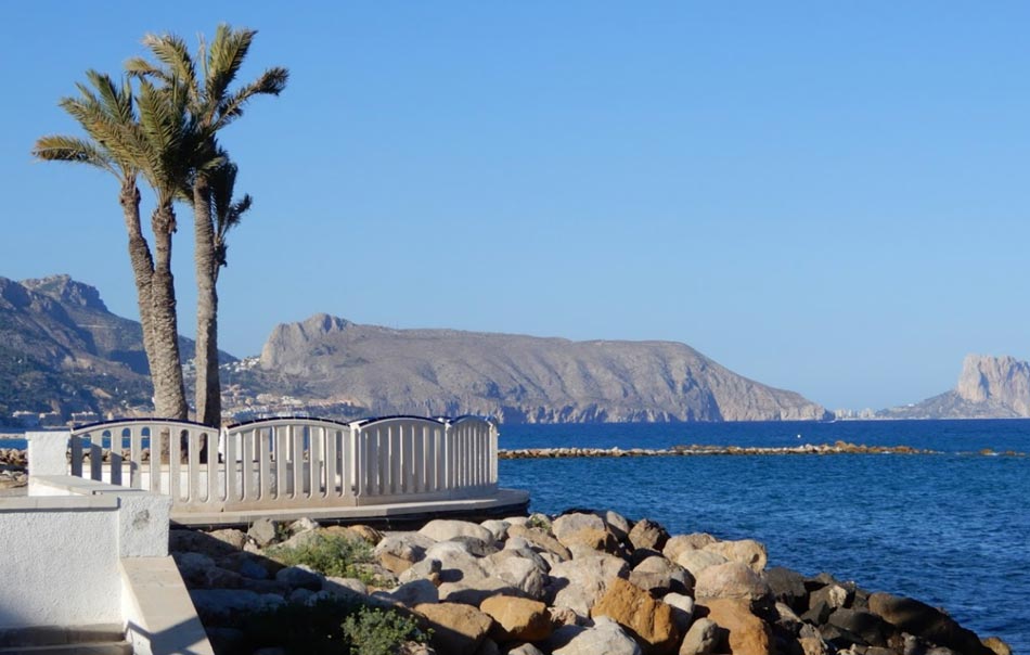 Aussichtspunkt an der strandpromenade von altea