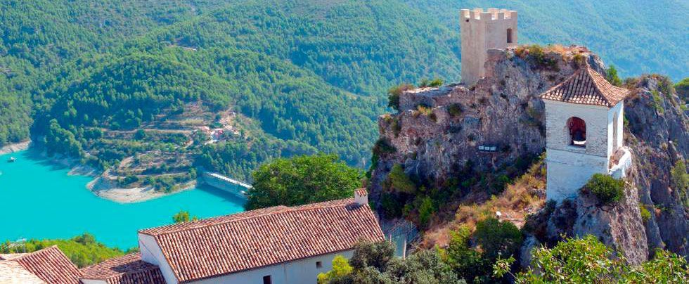 Panoramablick auf castell de guadalest und stausee