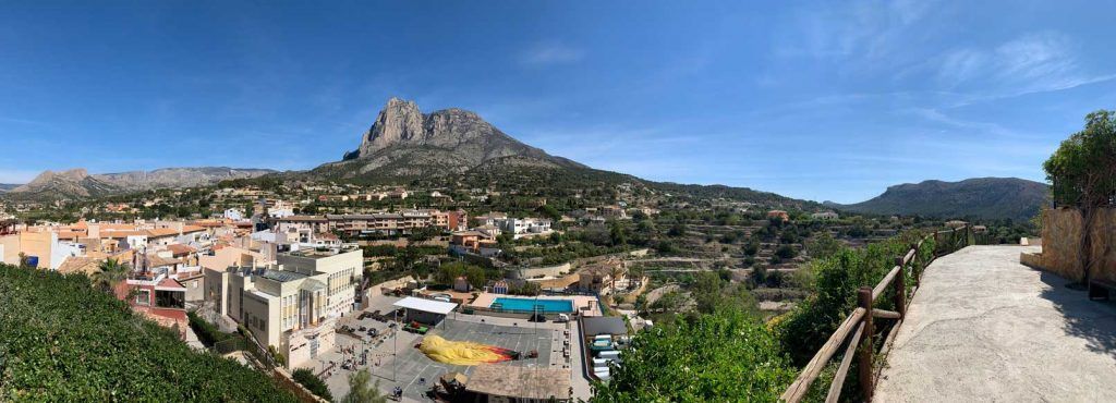 Vista panorámica de Finestrat con el Puig Campana