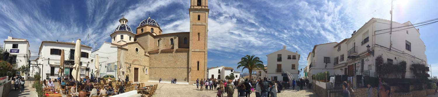 Panoramablick auf den kirchplatz von altea