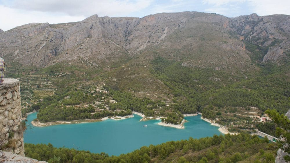 Végétation et réservoir de guadalest