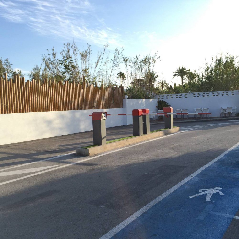 Parking exterior y acceso a camping armanello