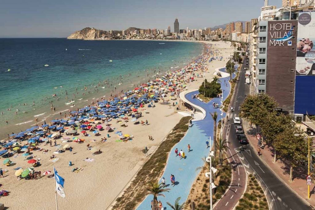 Strandpromenade von poniente in benidorm