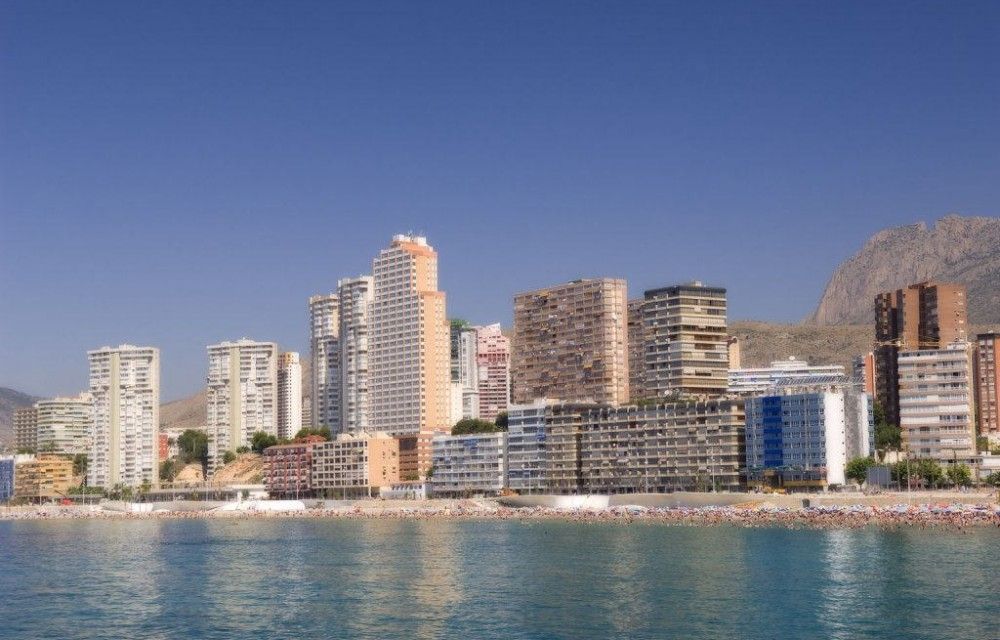 Skyline av benidorm fra øya