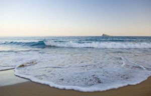 Benidorm strände mit dem strand auf der gegenüberliegenden seite