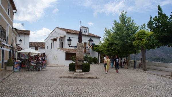 Plaza con turistas en guadalest e1575985954163