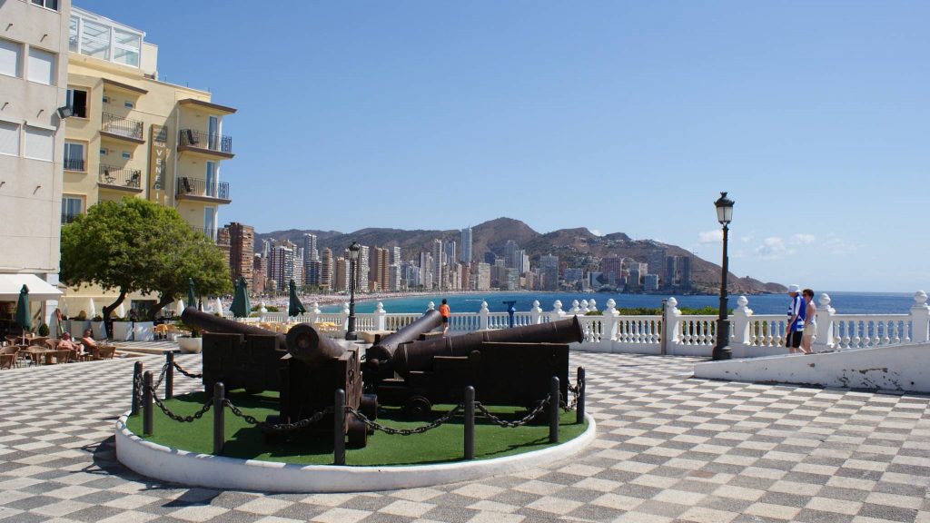 Plaza del castillo de benidorm con sus canones