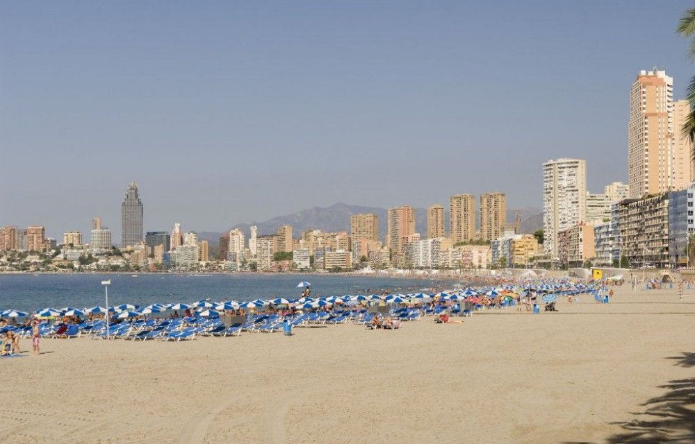 Las 12 Mejores Playas De Alicante Para Disfrutar Playa de poniente en benidorm
