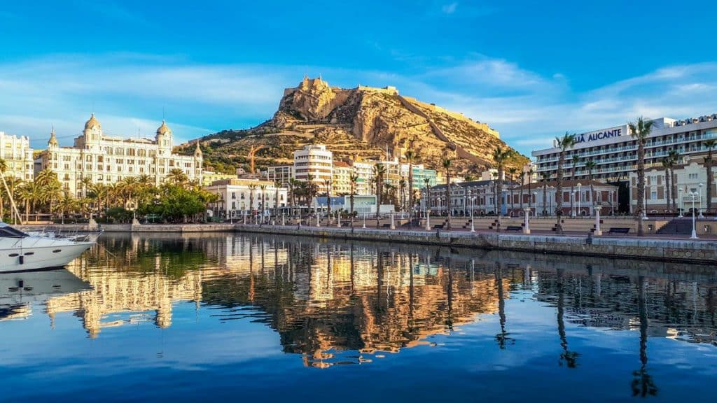 Puerto de alicante y castillo de santa barbara