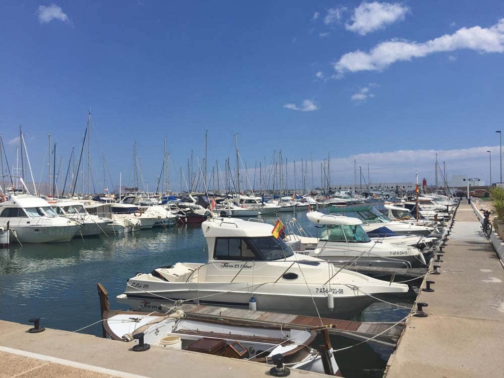 foto del puerto de Altea con barcos