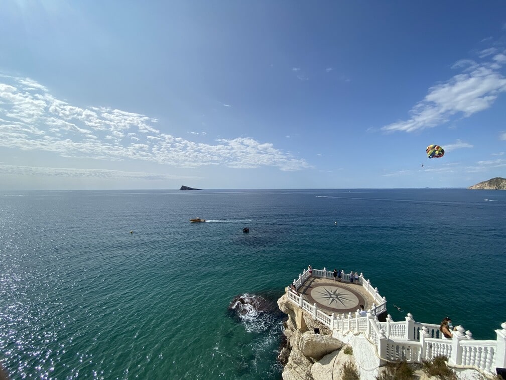 Besøk til mirador del castillo og folk som paraseiler i benidorm