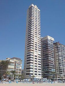 Rascacielos en benidorm en la playa, torre levante