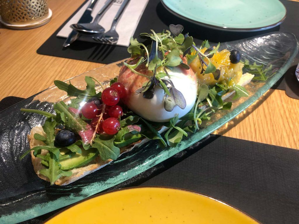 Ensalada di buffala y frutos rojos en restaurante dvora en benidorm