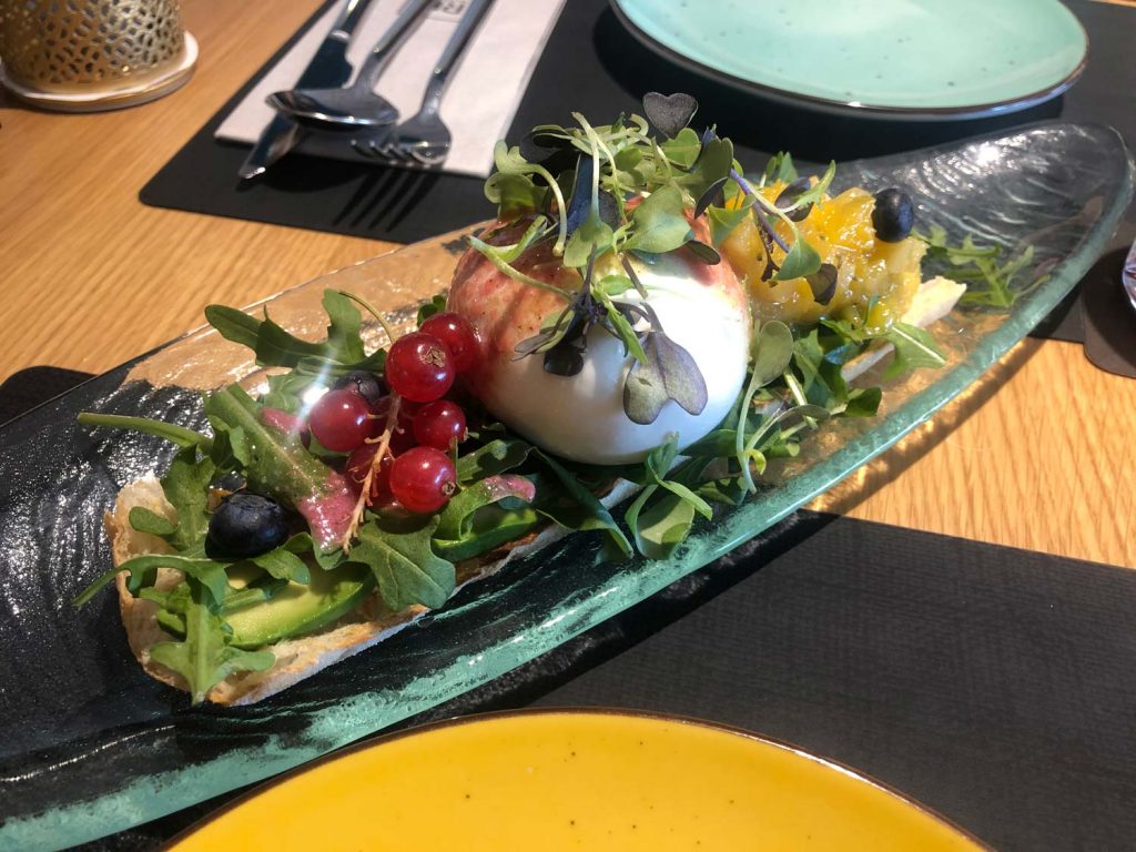 Büffelsalat und rote Früchte im Restaurant DVora in Benidorm