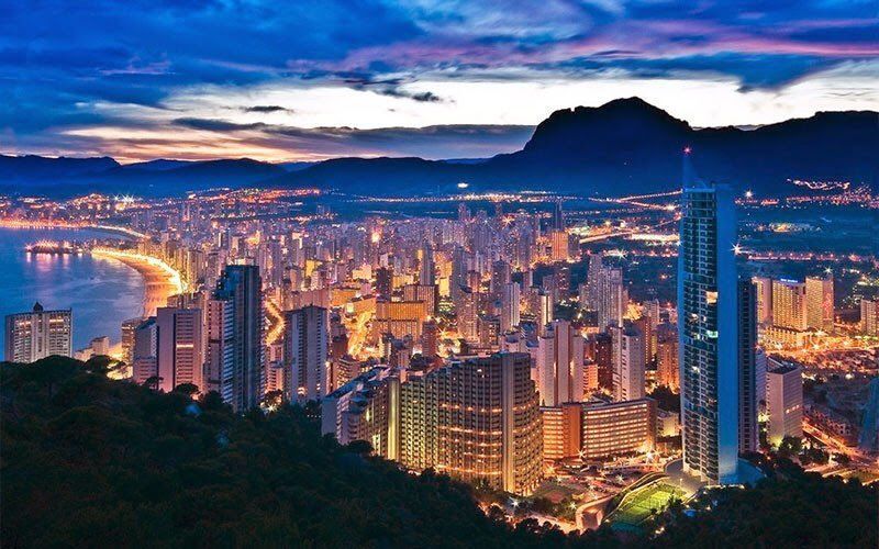 Skyline von benidorm bei nacht