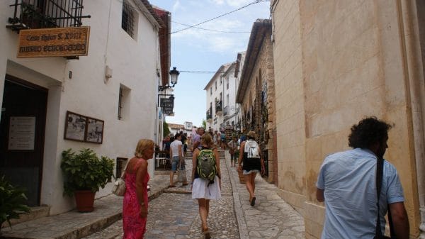 Turistas en guadalest e1575985988599