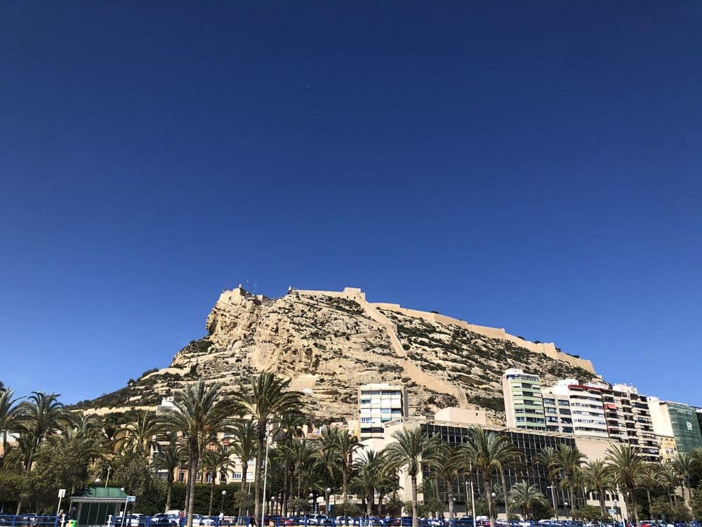 Uitzicht op de benacantil en het kasteel van santa barbara vanaf het strand van alicante.