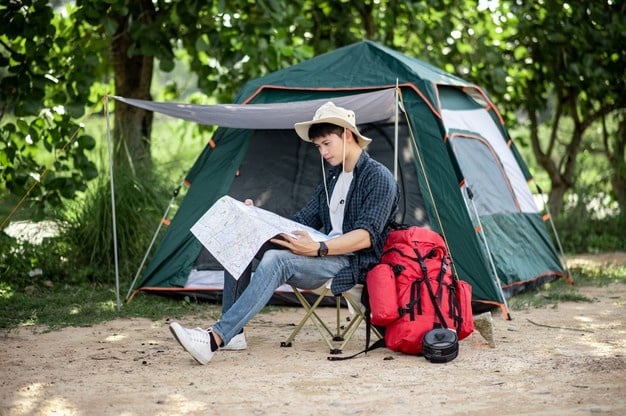 Camper cerca la sua prossima destinazione su una mappa del campeggio