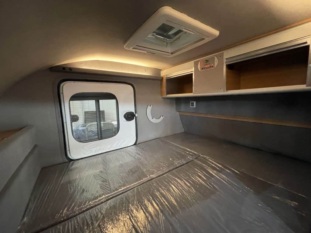 Interior minicaravana caretta cama