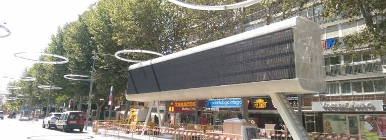 Arrêt de bus avec écran géant led, la "technoparade".