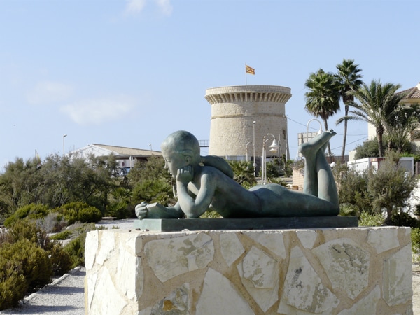 Image of the illeta de campello tower with the voramar sculpture.
