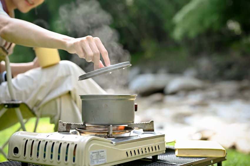 Hornillo De Camping UBOON Con Cartucho De Gas Universal De 190 Gr – Ligero Y Con Plato Cortavientos Para Cocinar Al Aire Libre En Tus Aventuras