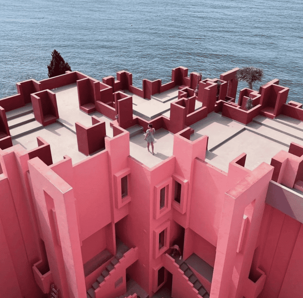 La muralla roja en calpe, inspiración del juego del calamar