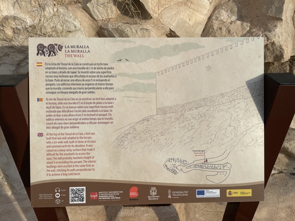 De muur van tossal de la cala, de romeinse site van benidorm