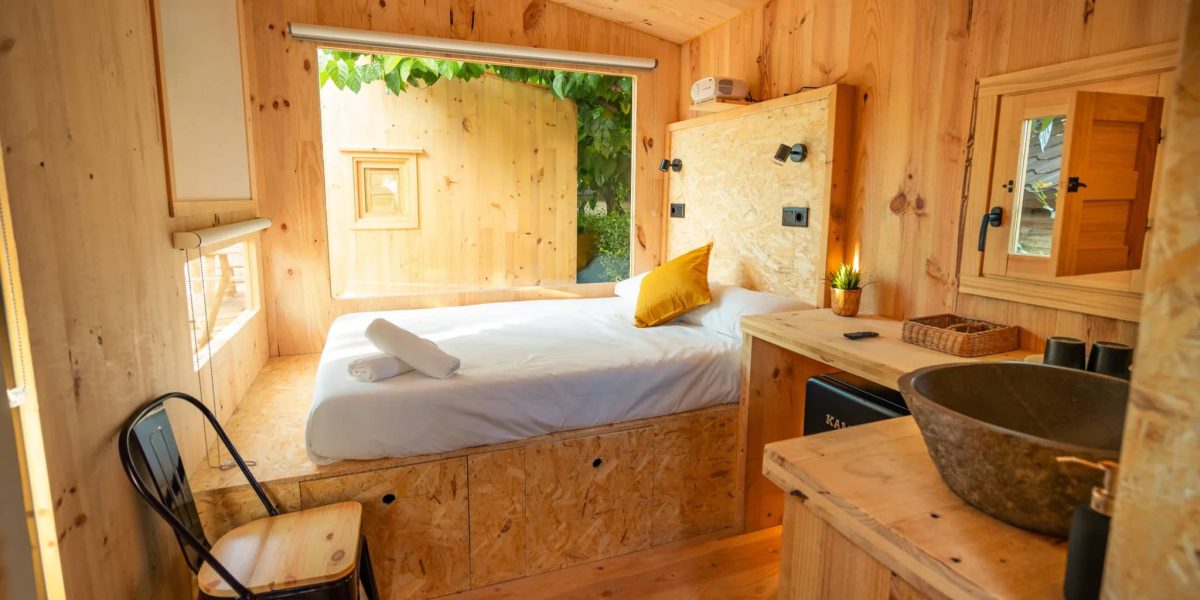 Interior amueblado de tiny house en camping armanello